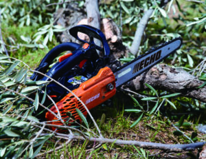 CS-2511TES C – Precíziós „Carving” láncfűrész a legfinomabb munkákhoz A kategóriaelső teljesítmény most még nagyobb pontossággal párosul. Az ECHO CS-2511TES C a piacon elérhető legjobb teljesítmény-súly arányú felső markolatos láncfűrész, amely ebben a „C” változatban speciális Carving vezetőlemezt kapott.