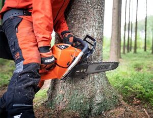 Az ECHO CS-7310SX láncfűrsézt az alapoktól a professzionális fakitermelés igényeire tervezték.